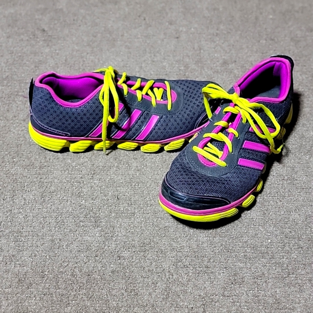 Womens Adidas tennis size 8.5